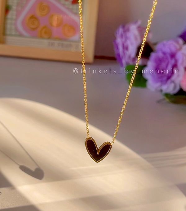 Black shell love pendant