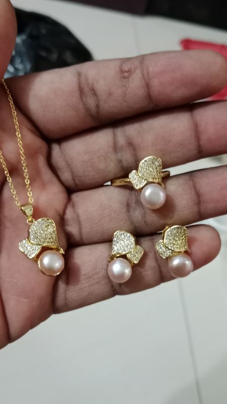 Pearl Pendent set