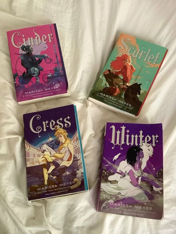 The Lunar Chronicles Series (4 Books) by Marissa Meyer