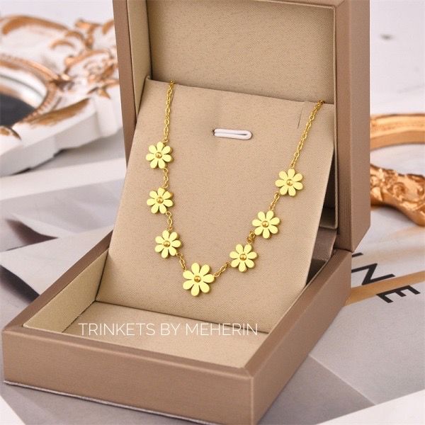 Daisy Floral Neckpiece