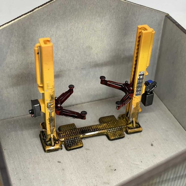 1:64 Distressed Look Two-Post Car Lift for Diorama - Red/Green/Yellow