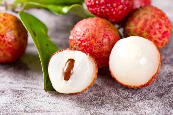 চায়না-৩ লিচু🍒 ১০০পিস আটি"