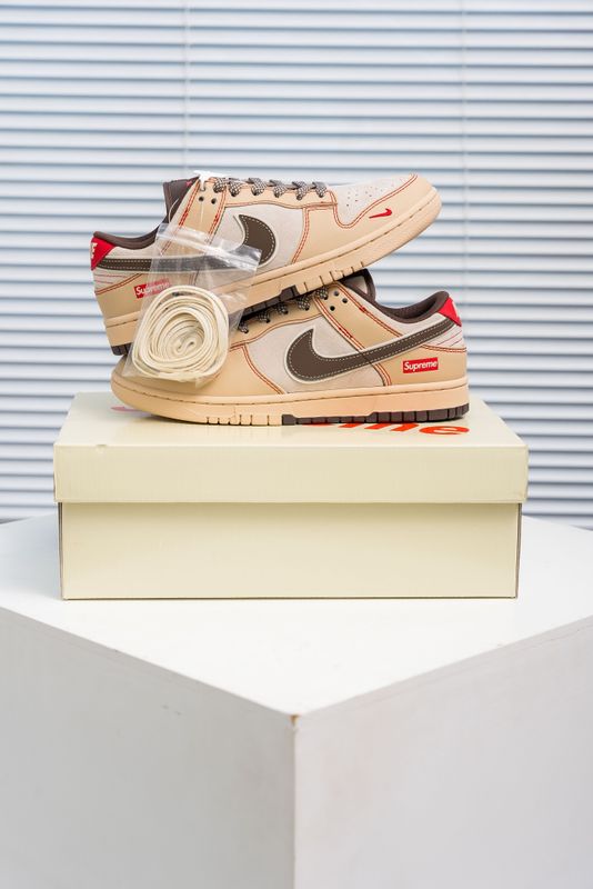 Nike SB Dunk Low Supreme