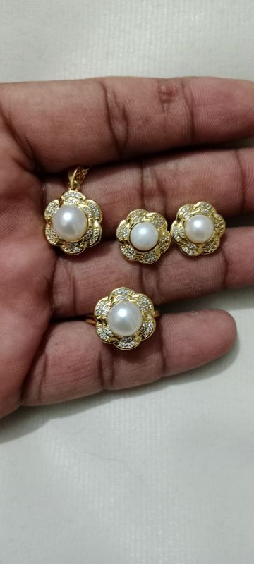 Pearl Pendent set