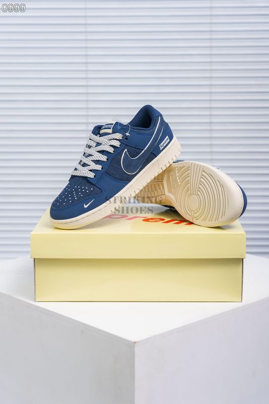 Nike SB Dunk Low Supreme