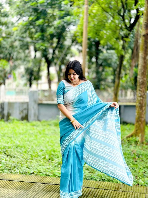 টপেটর সিল্ক ডিজিটাল প্রিন্ট শাড়ি – টারসেল আঁচল ও আলাদা ব্লাউজ পিসসহ