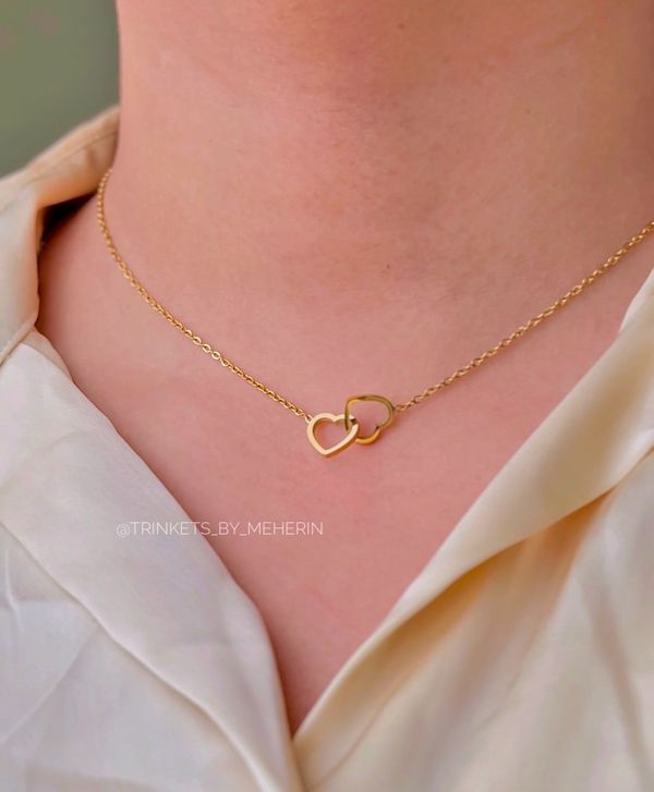 Hugging love neckpiece