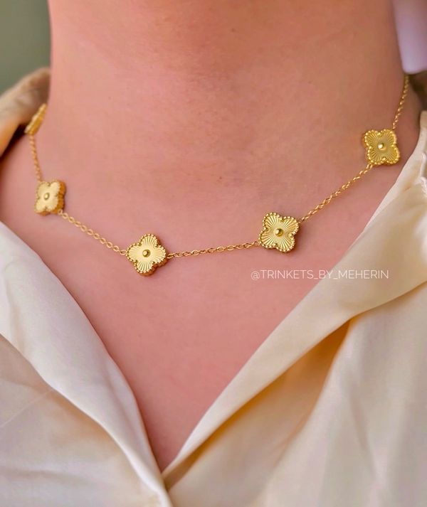 Golden cl'over neckpiece