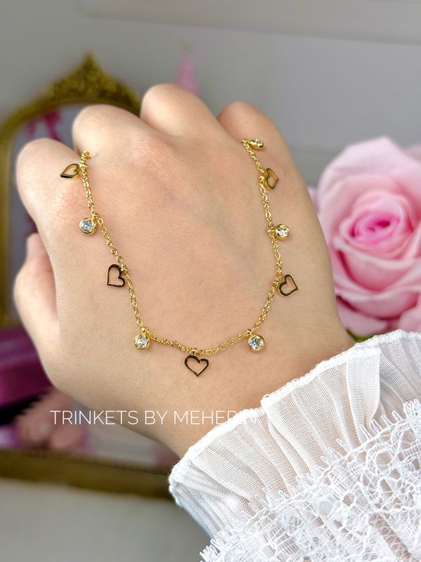 Charm neckpiece - hollow love