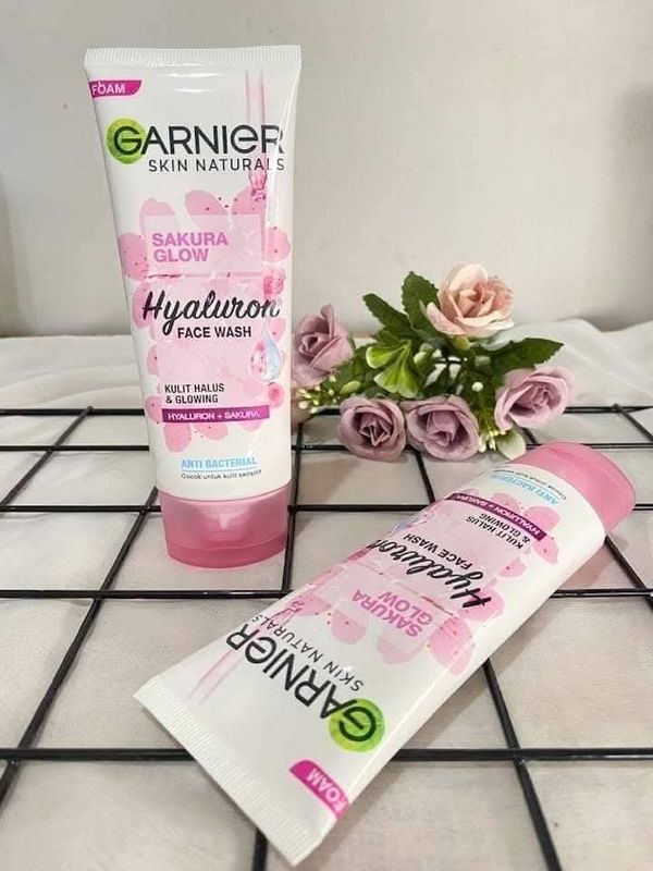 Garnier Sakura Glow Hyaluron Face Wash