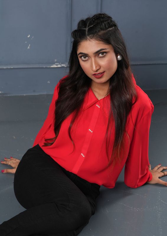 Elegant Red Pearl Button Top charming collar design