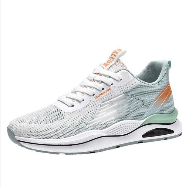 Sports shoes