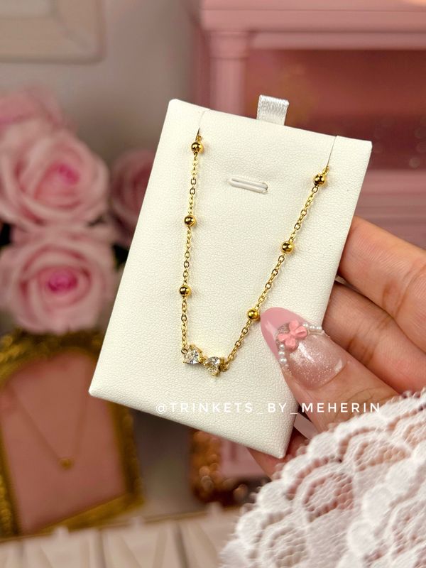 Bow stone neckpiece