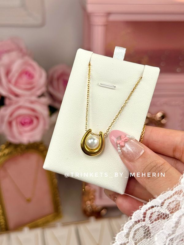 U-shape pearl pendant