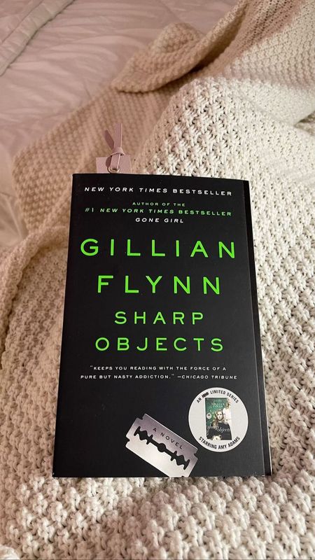 Sharp Objects by Gillian Flynn