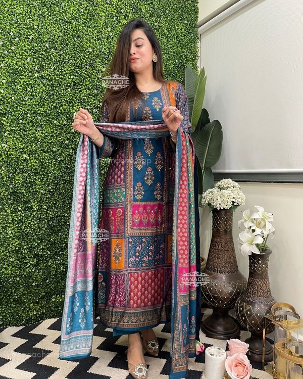 সফট সিল্ক কামিজ ও বাটার সিল্ক সালোয়ারসহ 'বিন্দু' ডিজাইন ওড়না