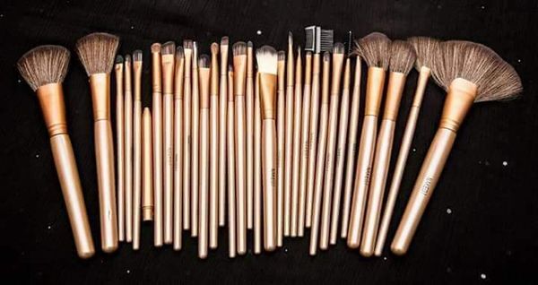 32 piece Full Makeup Brush Set. (Face , Eyes and Lips Brush)