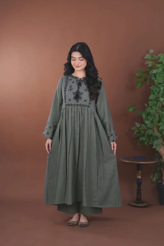 আপনার স্টাইলকে দিন নতুন মাত্রা – Farshi Shalwar Two Piece
