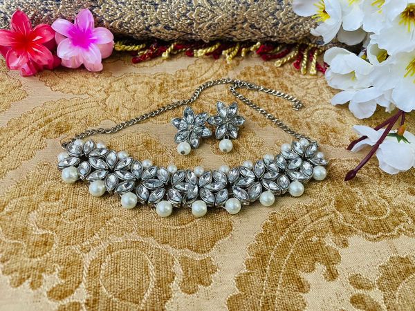 Choker necklace White Color
