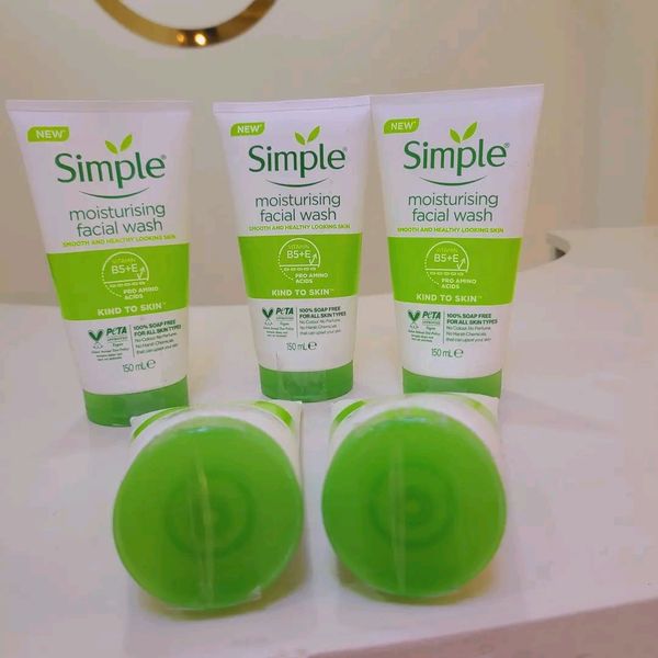 Simple Moisturizing Face wash